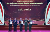 Đại tướng Phan Văn Giang, đồng chí Nguyễn Xuân Thắng trao giải cho các tác giả đạt giải Nhất cuộc thi viết “Bảo vệ nền tảng tư tưởng của Đảng trong tình hình mới”, tháng 4/2023. (Ảnh: ĐÔNG HÀ)