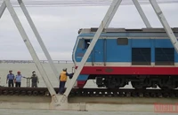 Đoàn tàu hàng phải dừng lại tại hiện trường để xử lý vụ tai nạn giao thông đường sắt ngày 15/2/2022, trên tuyến đường sắt bắc-nam tại Km 1200+5 (đoạn qua cầu Đà Rằng, thành phố Tuy Hòa, Phú Yên). (Ảnh: Trình Kế)