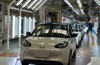 Kiểm tra sản phẩm ô-tô điện trước khi xuất xưởng tại nhà máy sản xuất ô tô Baojun, thành phố Liễu Châu, tỉnh Quảng Tây, Trung Quốc.