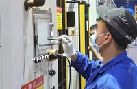 Lao động tại nhà máy sản xuất công nghệ tế bào quang điện Jinko Solar 2 tại khu công nghiệp Sông Khoai, thị xã Quảng Yên. (Ảnh: QUANG THỌ)