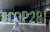 Một người đi ngang qua tấm biển "#COP28" trong The Changemaker Majlis - hội thảo lãnh đạo cấp giám đốc điều hành - tập trung vào hành động vì khí hậu, tại Abu Dhabi, Các Tiểu vương quốc Arba thống nhất, ngày 1/10/ 2023. (Ảnh: Reuters)