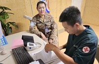 Bác sĩ Bệnh viện Quân y 175 kiểm tra sức khỏe cho cán bộ chiến sĩ nữ của tiểu đoàn Mông Cổ (Monbatt). (Ảnh: BVDC cấp 2 số 5 cung cấp)