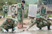 Cán bộ, chiến sĩ Đồn Biên phòng Tam Hợp (Bộ đội Biên phòng tỉnh Nghệ An) hỗ trợ nhân dân làm đường giao thông.