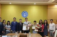 Trao Kỷ niệm chương “Vì sự nghiệp bảo hiểm xã hội Việt Nam” tới Tiến sĩ Annie Chu và tặng hoa Đoàn công tác của WHO tại Việt Nam. (Ảnh: VSS)