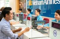 Giao dịch tại quầy dịch vụ của Vietnam Airlines. (Ảnh: nhandan.vn)