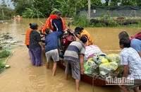 13 giờ ngày 10/9/2024, lực lượng chức năng hỗ trợ đưa người dân, tài sản tại khu vực ngập lụt ven sông Hồng thuộc phường Yên Phụ, quận Tây Hồ đến khu vực an toàn. (Ảnh: THỦY NGUYÊN)