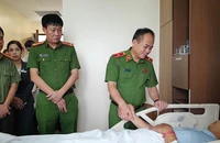 Thiếu tướng Nguyễn Thanh Tùng, Phó Giám đốc Công an thành phố Hà Nội, thăm động viên Thiếu tá Nguyễn Anh Tuấn.