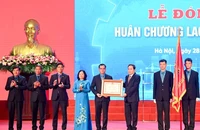 Chủ tịch Quốc hội Trần Thanh Mẫn trao Huân chương Lao động hạng Nhất cho Tổng Liên đoàn Lao động Việt Nam. (Ảnh: Duy Linh)