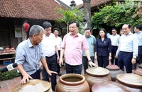 Thường trực Thành ủy Hà Nội thăm, trò chuyện với người dân tại làng cổ Đường Lâm. (Ảnh: DUY LINH)