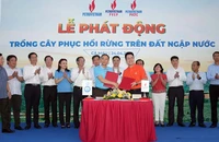 Các đơn vị dầu khí ký thỏa thuận với Viện Khoa học lâm nghiệp nam bộ, Sở NN&PTNT tỉnh Cà Mau trồng mới 40 ha rừng và 250.000 cây xanh trên địa bàn tỉnh. 