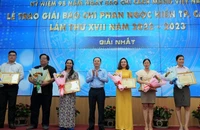 Bí thư Thành ủy Cần Thơ Nguyễn Văn Hiếu trao giải cho các cá nhân đoạt Giải nhất.