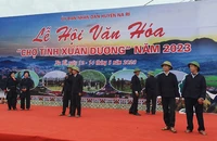 Trình diễn hát Sli trong lễ khai mạc Chợ tình Xuân Dương.