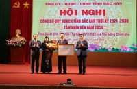Phó Thủ tướng Chính phủ Trần Hồng Hà trao quyết định phê duyệt Quy hoạch tỉnh cho lãnh đạo tỉnh Bắc Kạn. (Ảnh: CÔNG LUẬN)