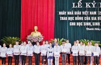 Lãnh đạo tỉnh Thanh Hóa cùng nhà tài trợ trao học bổng Lê Viết Ly cho sinh viên vượt khó, học giỏi.