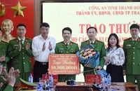 Lãnh đạo thành phố Thanh Hóa trao thưởng cho tập thể lập công.