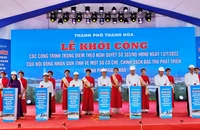 Các đại biểu khởi công xây dựng các công trình trọng điểm ở thành phố Thanh Hóa.