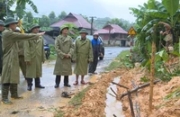 Cán bộ vùng thượng du Thanh Hóa về cơ sở chỉ đạo, điều hành ứng phó với mưa lũ.