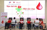 Lãnh đạo Tập đoàn Điện lực Việt Nam (EVN) hiến máu tình nguyện tại sự kiện.