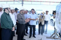 Thủ tướng Phạm Minh Chính nghe giới thiệu về tiến độ Dự án xây dựng Tượng đài Bác Hồ tại Quảng trường trung tâm thành phố Phú Quốc.