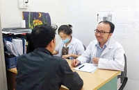 Tư vấn, xét nghiệm HIV tự nguyện tại Trung tâm Kiểm soát bệnh tật tỉnh Gia Lai. (Ảnh NHƯ NGUYỆT)