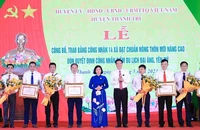 Phó Bí thư Thường trực Thành ủy Hà Nội Nguyễn Thị Tuyến trao Bằng công nhận xã đạt chuẩn nông thôn mới nâng cao cho các xã của huyện Thanh Trì.