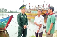 Bộ đội Biên phòng tỉnh Quảng Trị tuyên truyền về chống khai thác hải sản IUU cho ngư dân. (Ảnh HM)
