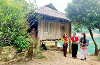 Người dân hướng dẫn du khách tham quan xóm Đá Bia (huyện Đà Bắc, tỉnh Hòa Bình). (Ảnh MAI MAI)
