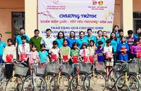 Tỉnh đoàn, Hội đồng Đội tỉnh Bình Phước phối hợp Hội từ thiện Hạt Phù Sa Thành phố Hồ Chí Minh tặng xe đạp và quà cho các học sinh có hoàn cảnh khó khăn vượt khó học giỏi tại huyện Bù Đốp. (Ảnh NGỌC PHƯỢNG)