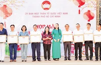 Ủy ban Mặt trận Tổ quốc Thành phố Hồ Chí Minh tặng Bằng khen cho các kiều bào có nhiều đóng góp cho sự phát triển của thành phố.