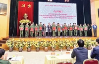 Quận Hoàn Kiếm tổ chức gặp mặt, tặng quà công dân nhập ngũ.