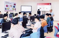 Khóa bồi dưỡng ngắn hạn về thiết kế vi mạch bán dẫn của Trường đại học Công nghệ Thông tin và Truyền thông Việt Hàn.