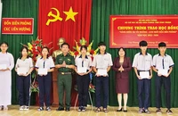 Bộ đội Biên phòng Bình Thuận trao học bổng cho học sinh vượt khó học giỏi.