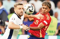 Luke Shaw (Anh, áo trắng) và Lamine Yamal (Tây Ban Nha) trong trận chung kết.