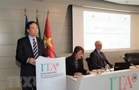 Đại sứ Dương Hải Hưng phát biểu tại Diễn đàn xúc tiến thương mại Việt Nam-Italia. (Ảnh: TTXVN)