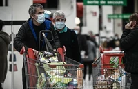 Người dân mua hàng trong siêu thị tại Bordeaux, Pháp. Ảnh tư liệu: AFP/TTXVN