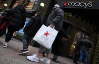 Ảnh minh họa: Khách hàng rời khỏi cửa hàng của thương hiệu bán lẻ hàng đầu Macy's ở khu trung tâm Manhattan, thành phố New York (Mỹ) ngày 11/12/2023. (Ảnh: REUTERS)