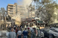 Lực lượng cứu hộ khẩn cấp làm nhiệm vụ tại hiện trường vụ oanh tạc khu vực gần Đại sứ quán Iran ở Damascus, Syria ngày 1/4/2024. (Ảnh: AFP/TTXVN)