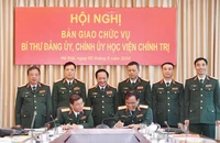 Thượng tướng Trịnh Văn Quyết và các đại biểu chứng kiến Trung tướng Trương Thiên Tô và Thiếu tướng Nguyễn Bá Hùng ký kết biên bản bàn giao. (Ảnh: Báo Quân đội nhân dân)