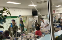 Học sinh trường Tiểu học Kim Giang đi khám sàng lọc tại Bệnh viện Bạch Mai. Ảnh: Minh Ánh.