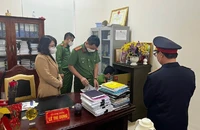 Lực lượng chức năng khám xét phòng làm việc của bà Lê Thị Dung.