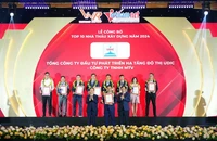 Đại diện lãnh đạo UDIC nhận chứng nhận Top 10 Nhà thầu xây dựng năm 2024.