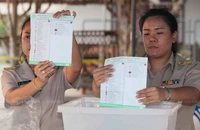 Các quan chức bầu cử đếm phiếu bầu tại quận Lam Luk Ka, tỉnh Pathum Thani trong cuộc tổng tuyển cử ngày 24/3/2019. (Ảnh: Bưu điện Bangkok)