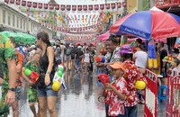 Người dân và du khách tham gia hoạt động té nước trong Tết Songkran ở Bangkok, Thái Lan. (Ảnh: TUẤN ANH)