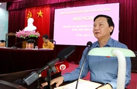 Phó Chủ tịch Quốc hội Nguyễn Khắc Định trả lời, làm rõ các ý kiến phát biểu của cử tri tại hội trường huyện Vũ Thư, tỉnh Thái Bình.