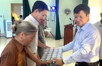 Ông Vũ Hải Quang, Phó Tổng Giám đốc VOV tặng quà các gia đình chính sách, thương bệnh binh của huyện Kiến Xương, tỉnh Thái Bình.