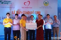 Đại diện Quỹ Thiện Tâm trao biểu trưng hỗ trợ vốn vay mua máy móc nông nghiệp cho Hợp tác xã sản xuất, kinh doanh nông sản Quang Lanh (huyện Kiến Xương, tỉnh Thái Bình).