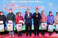 Bí thư Tỉnh ủy Thái Bình Ngô Đông Hải (bên trái) cùng lãnh đạo Ban Dân vận Tỉnh ủy trao quà Tết của Chủ tịch Quốc hội cho công nhân lao động.