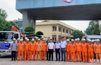 Ban Giám đốc Công ty Điện lực Thái Bình tiễn Đoàn xung kích gồm 34 người ra hỗ trợ thành phố Cẩm Phả (tỉnh Quảng Ninh) xử lý sự cố lưới điện.