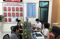 Công chức phường Đồng Nhân chứng thực ngoài giờ hành chính phục vụ người dân