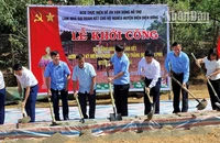 Các đồng chí lãnh đạo tỉnh Điện Biên và lãnh đạo huyện Điện Biên Đông động thổ, khởi công làm nhà Đại đoàn kết cho người nghèo xã Keo Lôm, huyện Điện Biên Đông.